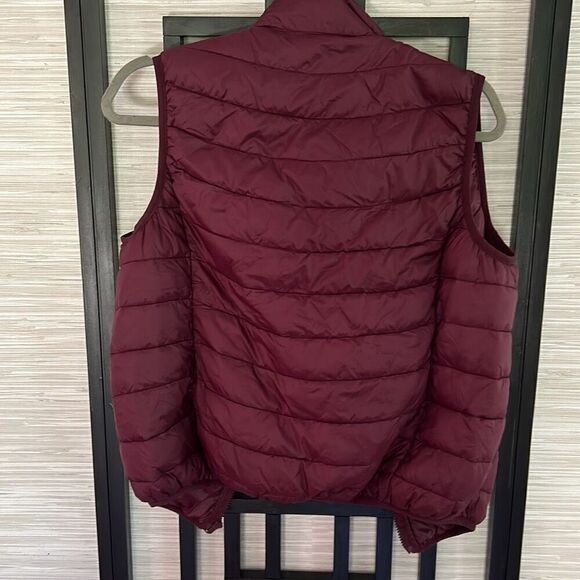 NWT forever 21 lightweight burgundy puffer vest size S - Picture 4 of 4